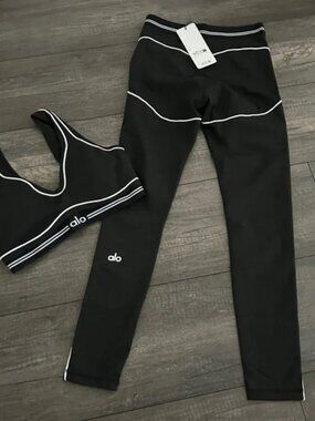 Alo Yoga outfit: tank top + stretchy, slimming leggings